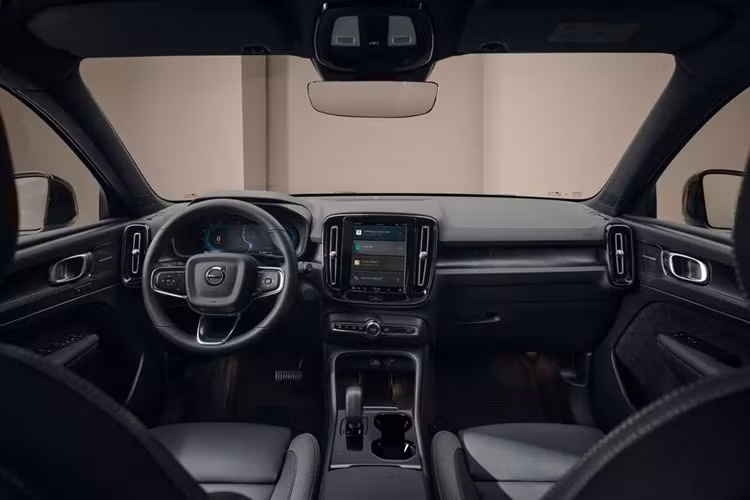 Cụ thể, gói Performance sẽ giúp tăng công suất tối đa của 2 mô-tơ điện trên Volvo EX40 và EC40 lên 436 mã lực, mạnh hơn cả xe hiệu suất cao Mercedes-AMG A45 S. Hãng Volvo hứa hẹn gói Performance mới sẽ giúp cải thiện khả năng tăng tốc của cặp đôi xe điện kể trên.