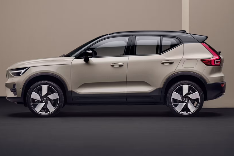 Không hổ danh là một thành viên của gia đình Volvo, EC40 có hàng loạt tính năng an toàn như hỗ trợ tránh giảm thiểu/tránh va chạm, phát hiện người đi bộ/người đạp xe/động vật cỡ lớn, cảnh báo/hỗ trợ giảm thiểu va chạm trước/sau