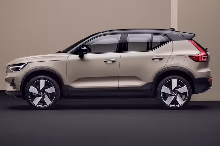 Không hổ danh là một thành viên của gia đình Volvo, EC40 có hàng loạt tính năng an toàn như hỗ trợ tránh giảm thiểu/tránh va chạm, phát hiện người đi bộ/người đạp xe/động vật cỡ lớn, cảnh báo/hỗ trợ giảm thiểu va chạm trước/sau