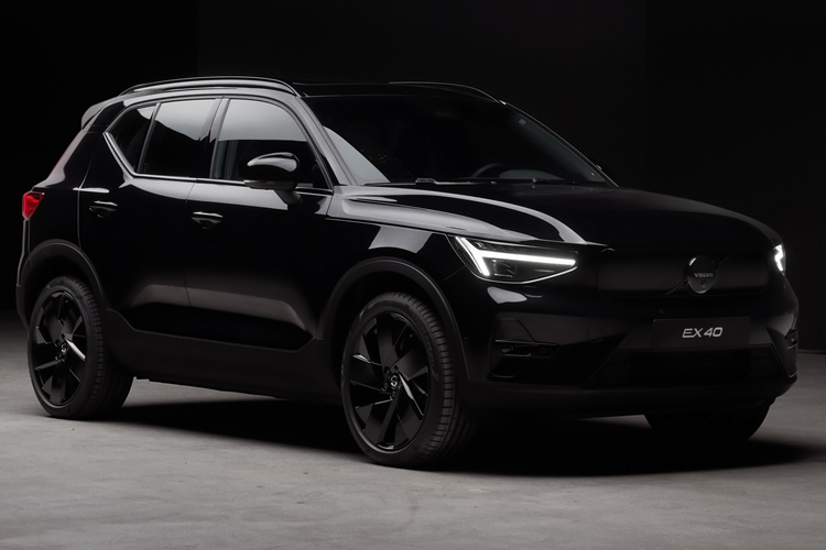 Thời gian sạc pin của xe là 7,5 tiếng với sạc chậm AC 11 kW. Trong khi đó, thời gian tăng dung lượng pin từ 0-80% bằng sạc nhanh DC 150 kW là 28 phút. Giá xe Volvo EC40 2024 tại Malaysia khởi điểm từ 288.888 RM (khoảng 1,477 tỷ đồng).