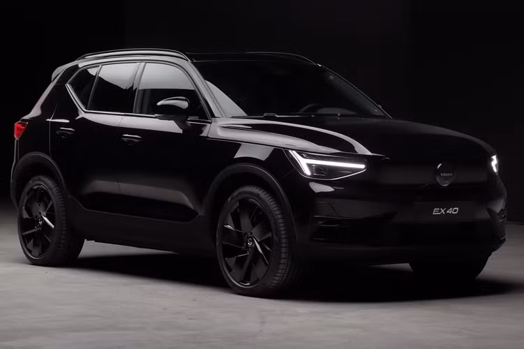 Thời gian sạc pin của xe là 7,5 tiếng với sạc chậm AC 11 kW. Trong khi đó, thời gian tăng dung lượng pin từ 0-80% bằng sạc nhanh DC 150 kW là 28 phút. Giá xe Volvo EC40 2024 tại Malaysia khởi điểm từ 288.888 RM (khoảng 1,477 tỷ đồng).