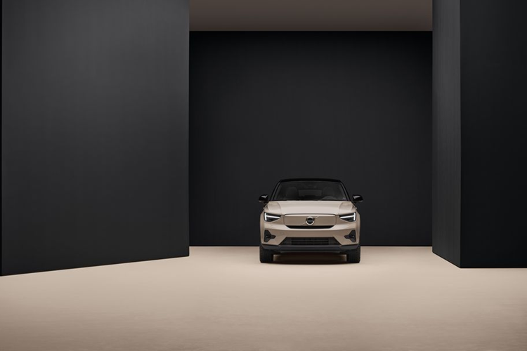 Cảnh báo khi người lái mất tập trung, hỗ trợ giữ làn đường, giảm thiểu chệch làn đường tích hợp phát hiện lề đường, cảnh báo điểm mù có hỗ trợ đánh lái và cảnh báo phương tiện cắt ngang khi lùi.