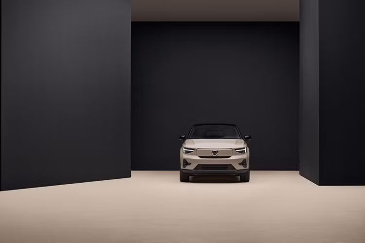 Cảnh báo khi người lái mất tập trung, hỗ trợ giữ làn đường, giảm thiểu chệch làn đường tích hợp phát hiện lề đường, cảnh báo điểm mù có hỗ trợ đánh lái và cảnh báo phương tiện cắt ngang khi lùi.