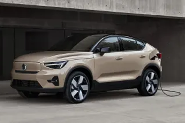 Hiện Volvo EC40 đang được lắp ráp tại nhà máy ở Malaysia. Do đó, sẽ không ngạc nhiên nếu mẫu xe này được bán ở Việt Nam để tận dụng ưu đãi thuế nhập khẩu trong khu vực Đông Nam Á. Được định vị trong phân khúc SUV điện cỡ nhỏ, Volvo EC40 có những trang bị đáng chú ý như hệ thống đèn LED từ trước ra sau