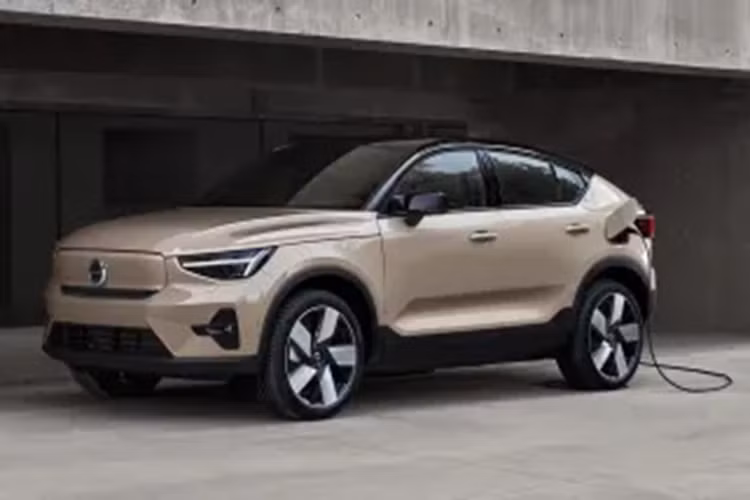 Hiện Volvo EC40 đang được lắp ráp tại nhà máy ở Malaysia. Do đó, sẽ không ngạc nhiên nếu mẫu xe này được bán ở Việt Nam để tận dụng ưu đãi thuế nhập khẩu trong khu vực Đông Nam Á. Được định vị trong phân khúc SUV điện cỡ nhỏ, Volvo EC40 có những trang bị đáng chú ý như hệ thống đèn LED từ trước ra sau