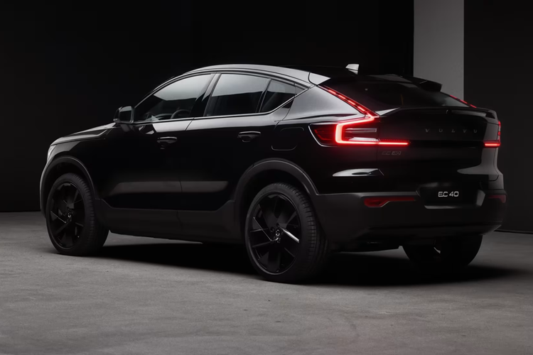 Tại thị trường Malaysia, Volvo EC40 được trang bị 2 mô-tơ điện có công suất tổng cộng 402 mã lực cùng mô-men xoắn cực đại 660 Nm. Mô-tơ điện kết hợp với cụm pin 78 kWh và hệ dẫn động 4 bánh. Nhờ đó, xe có thể tăng tốc từ 0-100 km/h trong 4,7 giây, đạt vận tốc tối đa 180 km/h và chạy được 450 km sau khi sạc đầy pin theo chu trình thử nghiệm WLTP ở châu Âu.