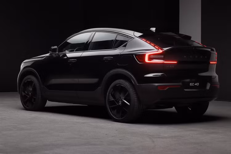 Tại thị trường Malaysia, Volvo EC40 được trang bị 2 mô-tơ điện có công suất tổng cộng 402 mã lực cùng mô-men xoắn cực đại 660 Nm. Mô-tơ điện kết hợp với cụm pin 78 kWh và hệ dẫn động 4 bánh. Nhờ đó, xe có thể tăng tốc từ 0-100 km/h trong 4,7 giây, đạt vận tốc tối đa 180 km/h và chạy được 450 km sau khi sạc đầy pin theo chu trình thử nghiệm WLTP ở châu Âu.