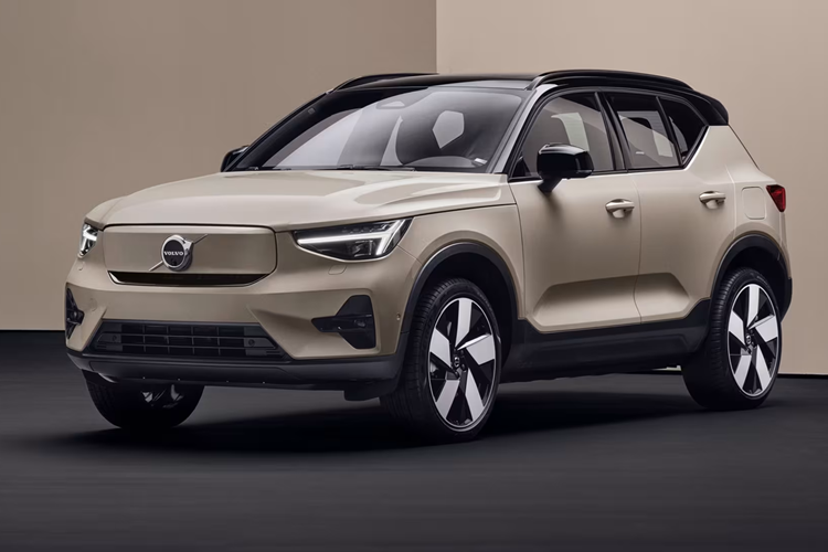 Vành 19 inch, cảm biến đá cốp, nội thất bọc da lộn pha da Microtech, bảng đồng hồ kỹ thuật số 12 inch, màn hình cảm ứng trung tâm 9 inch, điều hòa tự động 2 vùng, lọc không khí PM2.5, hệ thống âm thanh Harman Kardon 600W 14 loa, sạc không dây chuẩn Qi, sưởi ghế trước, cửa sổ trời toàn cảnh Panorama và đèn viền trang trí nội thất.