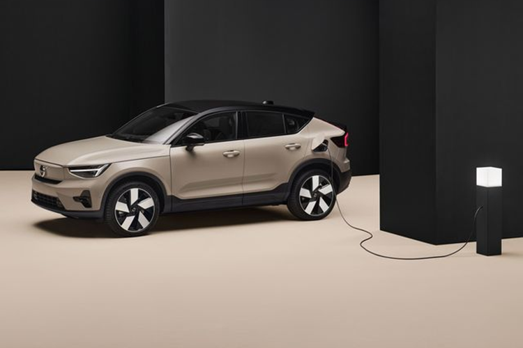 Trong đó, Volvo EC40 có thể sẽ được bán tại Việt Nam trong năm nay. Vào hồi cuối tháng 1/2024, bà Lưu Bảo Hương, Tổng giám đốc Volvo Việt Nam, đã hé lộ kế hoạch ra mắt xe điện tại Việt Nam trong năm 2024. "Kế hoạch cho xe điện đã có và Volvo sẽ bán mẫu đầu tiên trong năm nay tại Việt Nam nhưng hiện chưa thể nói là C40 hay EX30", bà Hương cho biết.