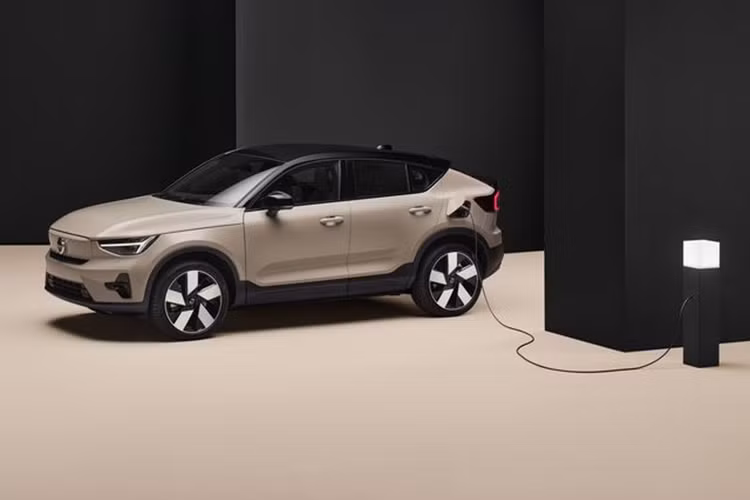 Trong đó, Volvo EC40 có thể sẽ được bán tại Việt Nam trong năm nay. Vào hồi cuối tháng 1/2024, bà Lưu Bảo Hương, Tổng giám đốc Volvo Việt Nam, đã hé lộ kế hoạch ra mắt xe điện tại Việt Nam trong năm 2024. "Kế hoạch cho xe điện đã có và Volvo sẽ bán mẫu đầu tiên trong năm nay tại Việt Nam nhưng hiện chưa thể nói là C40 hay EX30", bà Hương cho biết.