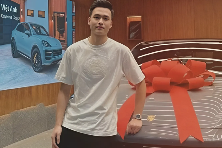 Hơn một tháng trước khi tậu Porsche Canyene Coupe tièn tỷ, cầu thủ trung vệ đội tuyển Việt Nam gốc Thái Bình này cũng vừa mua một chiếc Ford Everest Titanium 4x4 màu trắng (1,6 tỷ đồng) để tặng cho bố.