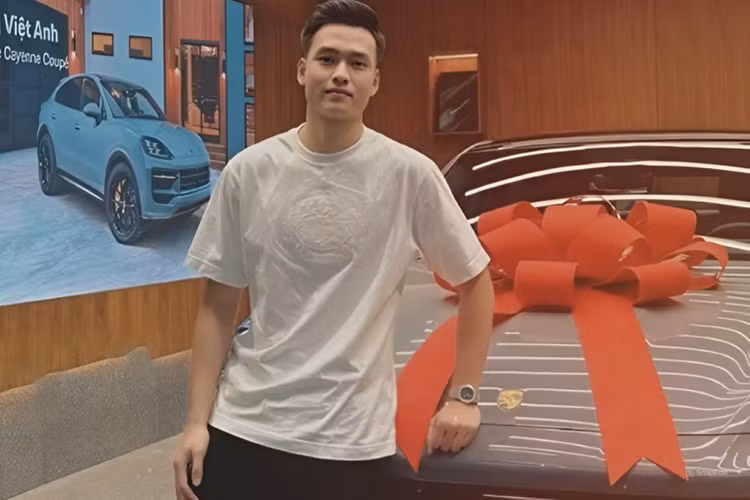 Hơn một tháng trước khi tậu Porsche Canyene Coupe tièn tỷ, cầu thủ trung vệ đội tuyển Việt Nam gốc Thái Bình này cũng vừa mua một chiếc Ford Everest Titanium 4x4 màu trắng (1,6 tỷ đồng) để tặng cho bố.