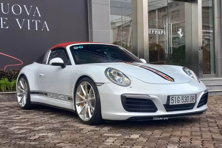 Điểm nhấn trên thiết kế của chiếc Porsche 911 Targa 4S hàng hiếm này chính là mui xe gồm hai phần, phía trước là mui mềm chỉ mất khoảng 15 giây để đóng hoặc mở. Phía sau là vòm kính có thể đóng hoặc mở chỉ trong vòng vài giây để tạo ra không gian chứa phần mui mềm phía trước.