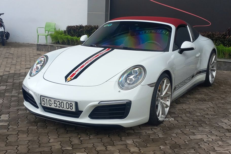 Chiếc Porsche 911 Targa 4S tại TP HCM này được trang bị hàng loạt "option" đắt tiền như: màu sơn ngoại thất trắng Carrara White Metallic (67,9 triệu đồng), hệ thống âm thanh vòm Burmester (253 triệu đồng), đèn pha full LED có khả năng "liếc" theo góc cua (144 triệu đồng), gói nội thất GTS (hơn 200 triệu đồng)...