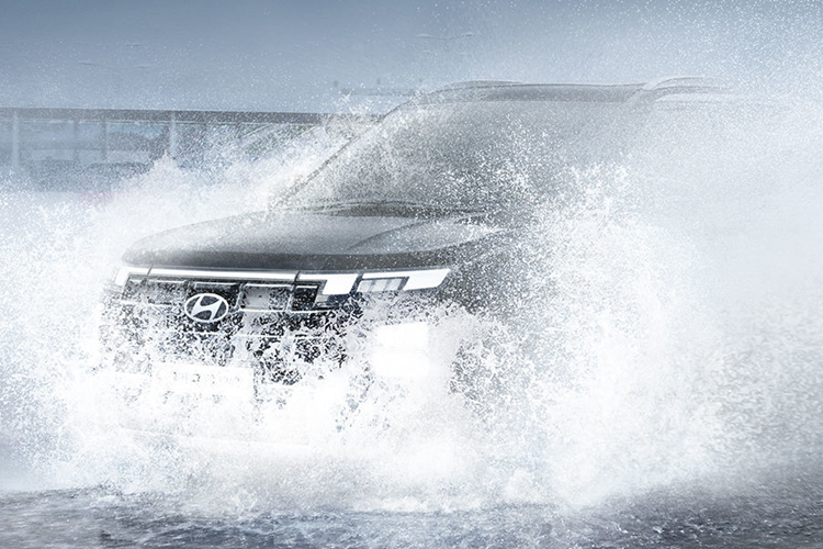 Ghế ngồi cũng có thiết kế mới, ghế trước có tính năng làm mát, ghế lái chỉnh điện 8 hướng. Các trang bị đáng chú ý khác bao gồm hệ thống điều hòa tự động 2 vùng, cửa sổ trời toàn cảnh và hệ thống âm thanh 8 loa Bose cao cấp.