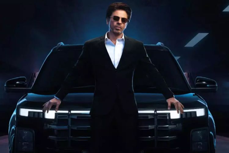 Trong đó, nâng cấp đáng chú ý nhất là cụm màn hình kép tích hợp cả đồng hồ lái và màn hình giải trí trung tâm có cùng kích thước 10,25 inch. Ngoài ra, xe còn được bổ sung một màn hình cảm ứng ở gần bệ tì tay, dùng để chỉnh điều hòa và các chế độ cài đặt trong xe.