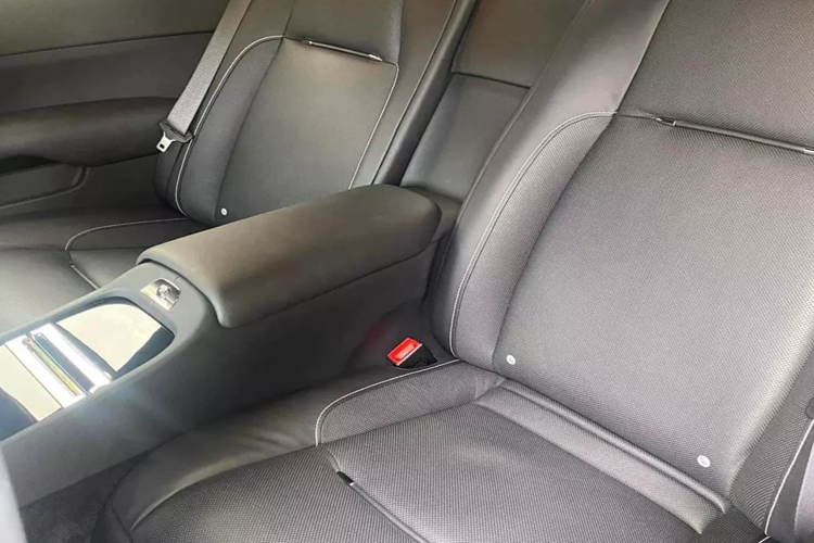 Chiếc xe siêu sang Rolls-Royce Wraith Series II sử dụng khối động cơ V12, dung tích 6.6 lít, sản sinh công suất tối đa 623 mã lực tại vòng tua máy 5.600 vòng/phút và mô-men xoắn cực đại đạt 800 Nm tại dải vòng tua máy 1.500 – 5.500 vòng/phút.