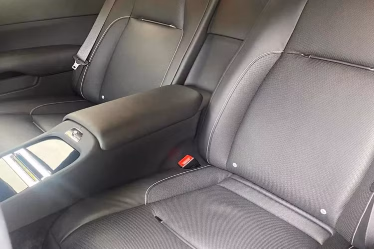 Chiếc xe siêu sang Rolls-Royce Wraith Series II sử dụng khối động cơ V12, dung tích 6.6 lít, sản sinh công suất tối đa 623 mã lực tại vòng tua máy 5.600 vòng/phút và mô-men xoắn cực đại đạt 800 Nm tại dải vòng tua máy 1.500 – 5.500 vòng/phút.