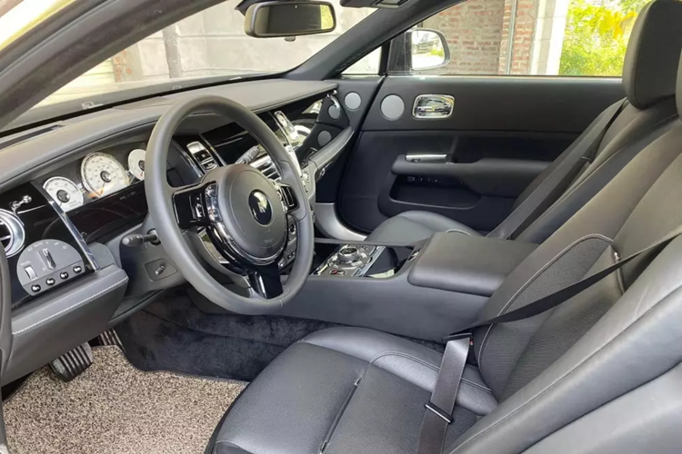 Theo thông tin chúng tôi có được, chiếc xe Rolls-Royce Wraith Series II này được Cường Đô la bán lại cho 1 người chuyên thu mua xe đã qua sử dụng ở quận 7, TP HCM, đại gia phố núi từng có 3 năm gắn bó với chiếc xe thể thao của hãng Rolls-Royce.