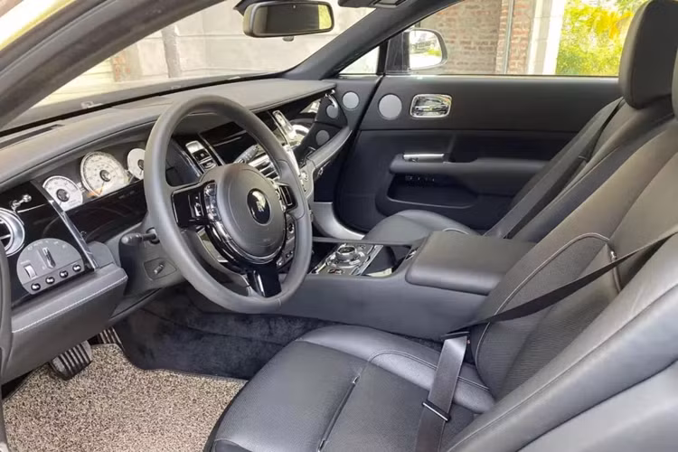 Theo thông tin chúng tôi có được, chiếc xe Rolls-Royce Wraith Series II này được Cường Đô la bán lại cho 1 người chuyên thu mua xe đã qua sử dụng ở quận 7, TP HCM, đại gia phố núi từng có 3 năm gắn bó với chiếc xe thể thao của hãng Rolls-Royce.