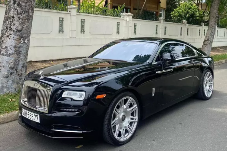 Chiếc xe Rolls-Royce Wraith Series II hàng hiếm này có đặc điểm rất nổi bật là quả mâm độ đa chấu kép rất cá tính, đã nhanh chóng nhận được sự chú ý, đặc biệt hơn, dựa vào biển số của xe, không quá khó để nhận ra đây chính là chiếc xe từng phục vụ đại gia Nguyễn Quốc Cường.