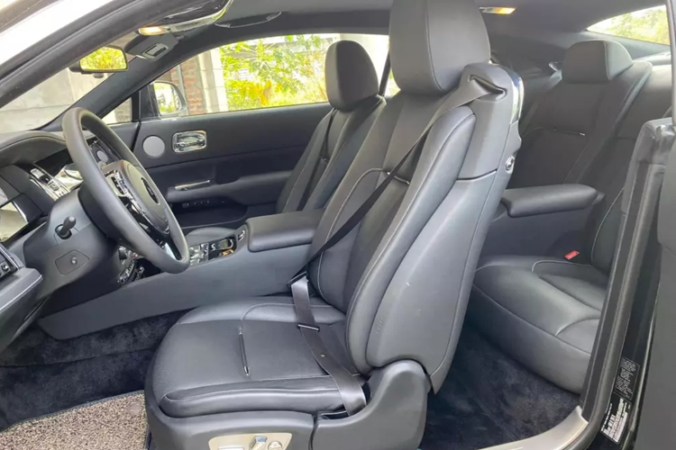 Vài tháng sau, chiếc coupe siêu sang Rolls-Royce Wraith Series II tìm thấy chủ nhân mới, và chỉ 1 năm sử dụng, đại gia này đã bán lại xe. Hiện chưa rõ mức giá bán mới của chiếc xe này, chỉ biết rằng, vào năm ngoái, chiếc Rolls-Royce Wraith Series II siêu sang từng của Cường Đô la được chào bán 17,5 tỷ đồng.