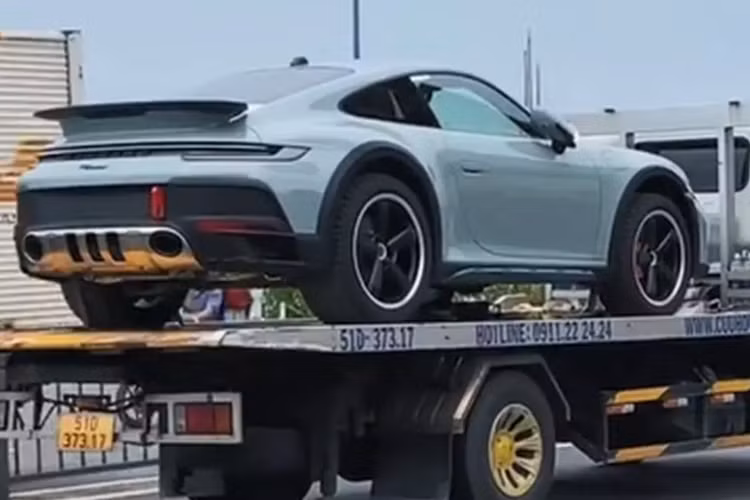 Cụ thể, biển số 51K-882.28 trên Porsche 911 Dakar đã được mang ra đấu giá vào tháng 10 năm ngoái, với mức trúng đấu giá lên đến 110 triệu đồng, nhưng chưa rõ là chủ nhân của chiếc Porsche 911 Dakar này là người trả giá cao nhất, hay 1 tay cò, và sau đó bán lại cho anh.