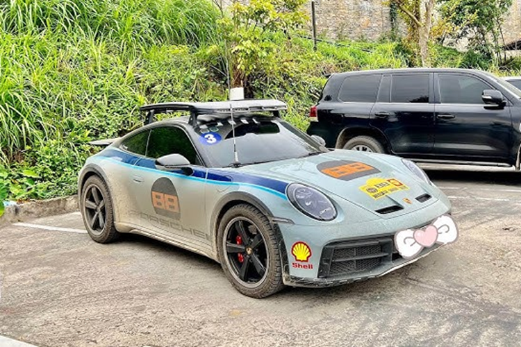 Hiện tại, giá xe Porsche 911 Dakar chính hãng trong nước nhận phân phối với mức bán từ 15,3 tỷ đồng, mức giá này chưa bao gồm các tùy chọn thêm, cũng như chi phí lăn bánh cho xe. Cả 3 chiếc về nước trước đó đều có chủ nhân chờ sẵn, 2 xe ở Tp.HCM, 1 xe định cư ở Hà Nội.