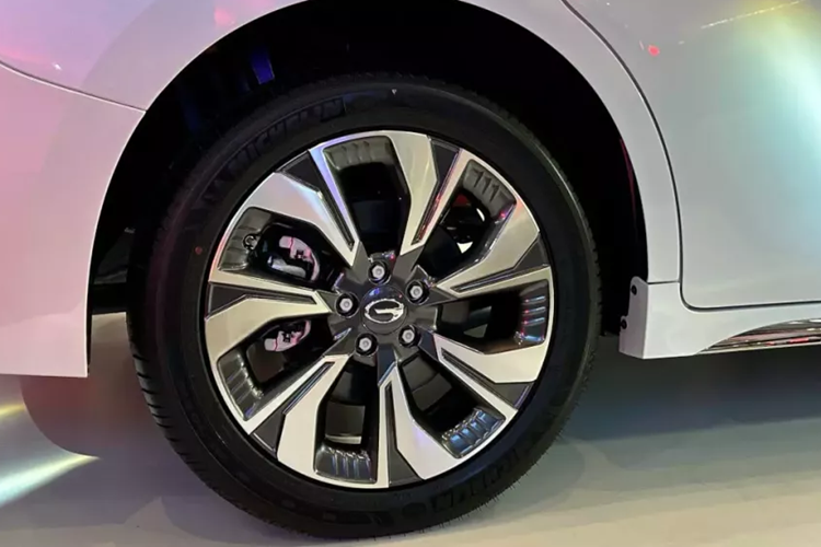 Bên cạnh đó là cụm đèn pha LED, trang trí bằng các chi tiết mạ crôm hình chữ "L" bên trong, và tích hợp dải đèn LED định vị ban ngày. Ngoài ra, ở hai góc đầu xe còn có thêm khe gió hình tam giác.