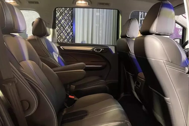 Những trang bị đáng chú ý bên trong mẫu xe này gồm có bảng đồng hồ kỹ thuật số với màn hình LCD 7 inch, màn hình cảm ứng trung tâm 10,25 inch, hỗ trợ kết nối Apple CarPlay, điều hòa tự động 2 vùng, cửa sổ trời toàn cảnh và đèn viền trang trí nội thất. Bản tiêu chuẩn của xe chỉ dùng ghế lái chỉnh cơ trong khi bản cao cấp được trang bị loại chỉnh điện.