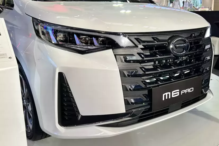 So với người anh em M8, mẫu xe MPV GAC M6 Pro có kích thước nhỏ hơn. Xe sở hữu kích thước dài x rộng x cao lần lượt 4.793 x 1.837 x 1.730 mm và chiều dài cơ sở 2.810 mm. Với kích thước này, GAC M6 Pro được định vị trong phân khúc MPV cỡ trung, cạnh tranh với Toyota Innova Cross và Haima 7X.