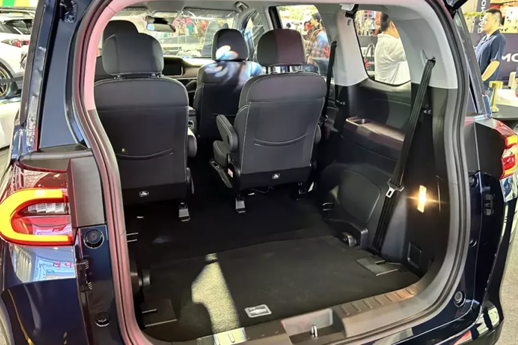 Trang bị an toàn của GAC M6 Pro khá phong phú với camera 360 độ, hệ thống kiểm soát hành trình thích ứng, cảnh báo lệch làn đường, phanh khẩn cấp tự động, cảnh báo va chạm phía trước, hỗ trợ giữ làn đường, hỗ trợ lái xe khi tắc đường, nhận biết biển báo giao thông, hỗ trợ khởi hành ngang dốc, hỗ trợ xuống dốc, phanh tay điện tử và tự động giữ phanh tạm thời.