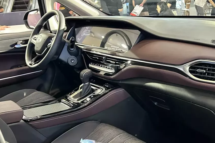 Bên trong xe, mẫu MPV đến từ Trung Quốc này sở hữu nội thất 3 hàng ghế với 7 chỗ ngồi. Trong đó, ở giữa xe là 2 ghế thương gia tách rời nhau, tạo thành lối đi tiện lợi xuống hàng ghế cuối. Hàng ghế cuối của xe có thể tháo khỏi xe để tăng thể tích khoang hành lý.