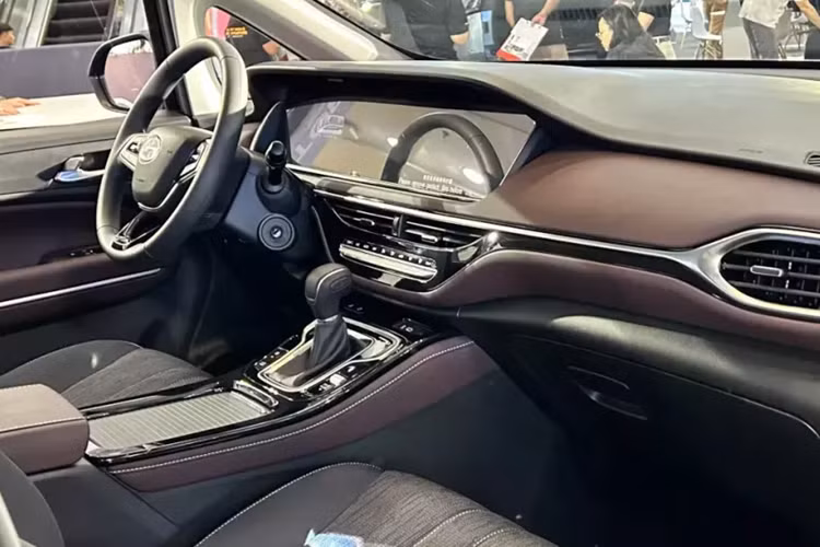 Bên trong xe, mẫu MPV đến từ Trung Quốc này sở hữu nội thất 3 hàng ghế với 7 chỗ ngồi. Trong đó, ở giữa xe là 2 ghế thương gia tách rời nhau, tạo thành lối đi tiện lợi xuống hàng ghế cuối. Hàng ghế cuối của xe có thể tháo khỏi xe để tăng thể tích khoang hành lý.
