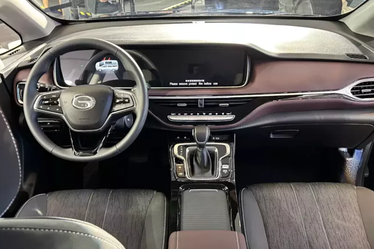 Đằng sau, GAC M6 Pro sở hữu cụm đèn hậu nối liền hai bên và cản sau đơn giản. Cản sau được trang trí bằng nẹp mạ crôm, giống với cản trước.