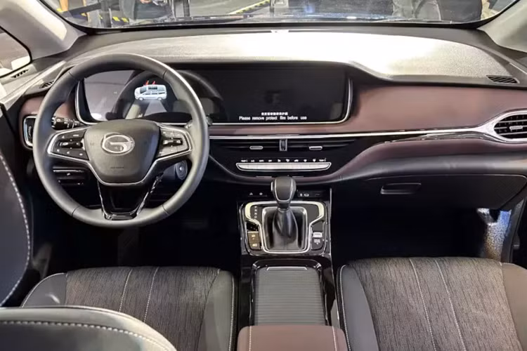 Đằng sau, GAC M6 Pro sở hữu cụm đèn hậu nối liền hai bên và cản sau đơn giản. Cản sau được trang trí bằng nẹp mạ crôm, giống với cản trước.