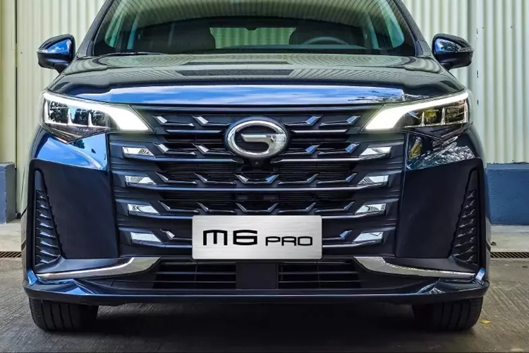 Bên ngoài, GAC M6 Pro được thiết kế theo phong cách khá vuông vức, tương tự người anh em M8, thay vì bo tròn và mềm mại. Xe cũng được trang bị lưới tản nhiệt cỡ lớn, kéo dài gần hết cản trước, và hốc gió trung tâm hẹp. Bên trong lưới tản nhiệt có những chi tiết mạ crôm làm điểm nhấn.