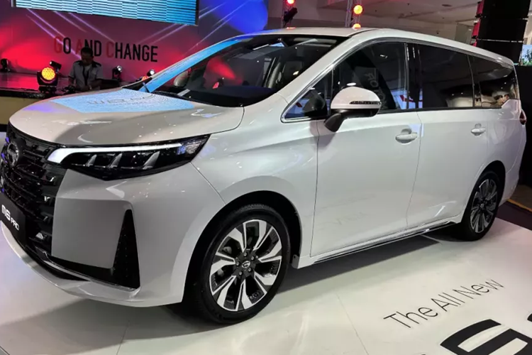 Vòng sang bên sườn, chúng ta sẽ bắt gặp đường dập gân nổi bật, kéo dài từ đèn pha đến đèn hậu. Cũng như đối thủ Toyota Innova Cross, GAC M6 Pro dùng cửa mở kiểu truyền thống thay vì cửa trượt chỉnh điện. Bên cạnh đó là vành la-zăng 16 inch ở bản tiêu chuẩn và 17 inch ở bản cao cấp.