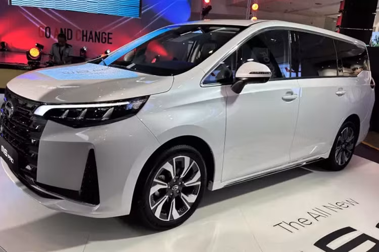 Vòng sang bên sườn, chúng ta sẽ bắt gặp đường dập gân nổi bật, kéo dài từ đèn pha đến đèn hậu. Cũng như đối thủ Toyota Innova Cross, GAC M6 Pro dùng cửa mở kiểu truyền thống thay vì cửa trượt chỉnh điện. Bên cạnh đó là vành la-zăng 16 inch ở bản tiêu chuẩn và 17 inch ở bản cao cấp.
