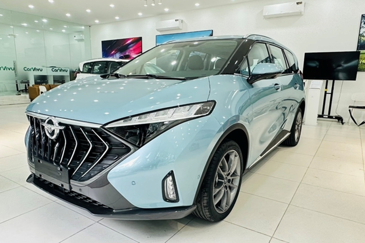 Các con số tương tự của Toyota Innova Cross là 4.755 x 1.850 x 1.790 mm, trục cơ sở 2.850 mm và Hyundai Custin là 4.950 x 1.850 x 1.725 mm, trục cơ sở 3.055 mm.