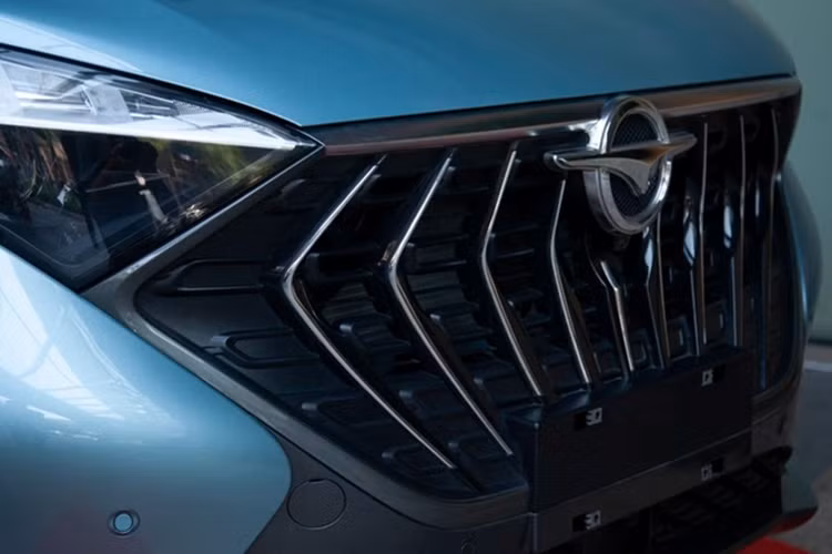 Như vậy, Haima 7X có chiều rộng lớn nhất phân khúc trong khi chiều dài tổng thể lại ngắn hơn Custin. Haima 7X sở hữu thiết kế mang hơi hướng MPV truyền thống với phần nắp capo khá ngắn và đuôi xe bo cong, mập mạp. Về cơ bản, 7X và 7X-E có thiết kế giống nhau, ngoại trừ việc phần mặt ca-lăng của bản thuần điện được bịt kín.