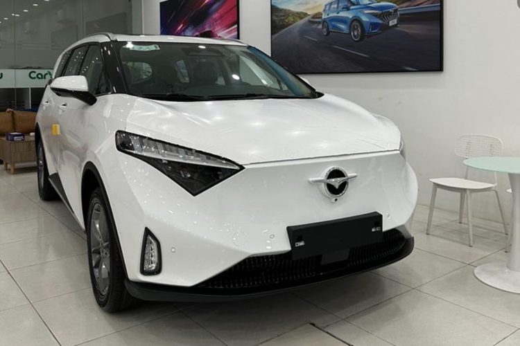 Phiên bản thuần điện Haima 7X-E được trang bị mô-tơ điện đặt ở cầu trước có công suất tối đa 201 mã lực và mô-men xoắn cực đại 340 Nm. Cụm pin có dung lượng 71,37 kWh cho phép xe di chuyển 460 km sau mỗi lần sạc đầy pin, theo tiêu chuẩn NEDC.