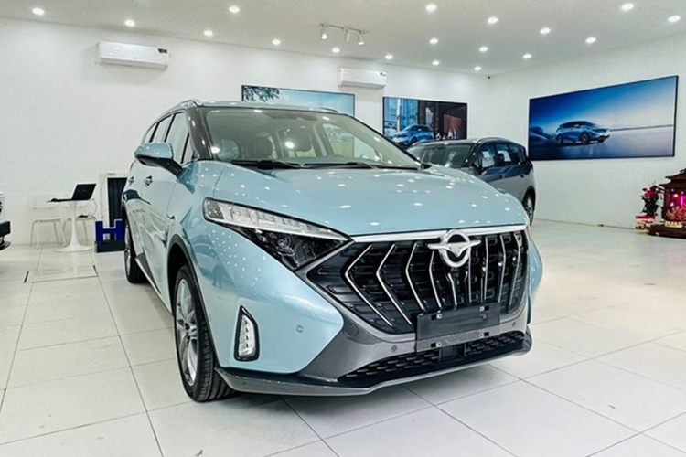 Bên trong, mẫu MPV này có khá nhiều trang bị cao cấp, như hàng ghế thứ 2 kiểu thương gia, cụm màn hình 12,3 inch trong nội thất, ghế tích hợp sưởi/làm mát và gói công nghệ an toàn chủ động.