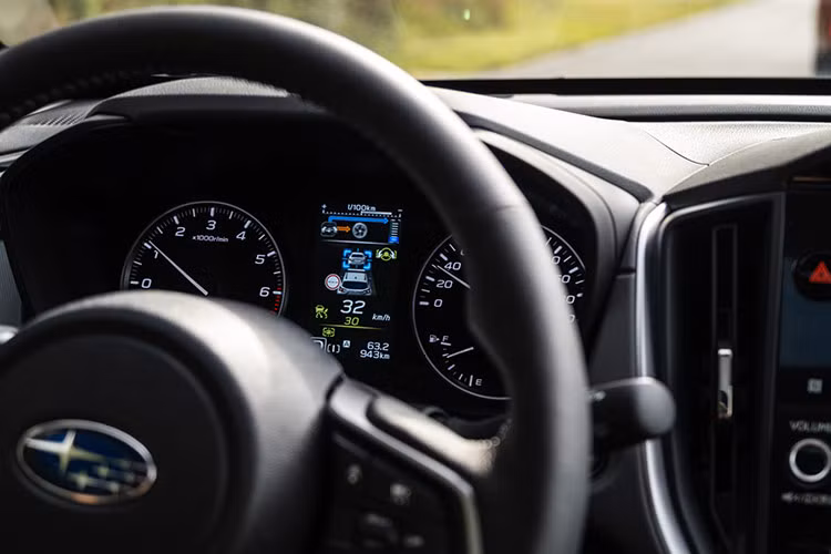 Các tính năng mới trên Subaru Crosstrek 2025 này kết hợp với hệ thống an toàn chủ động EyeSight để hỗ trợ đánh lái trong làn đường xe đang chạy, tránh va chạm phía trước ở tốc độ dưới 80 km/h.