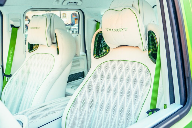 Chiếc xe địa hình của Mercedes cũng được trang bị bộ mâm độ cỡ lớn màu đen mới, các vè ốp hông xe mới cùng hệ thống xả đem lại âm thanh ấn tượng hơn. Ở phần đuôi sau, xe được hoàn thiện với cánh gió sau cố định, cản trước được thiết kế lại với nhiều chi tiết dữ dằn hơn và ốp để bánh dự phòng mới.