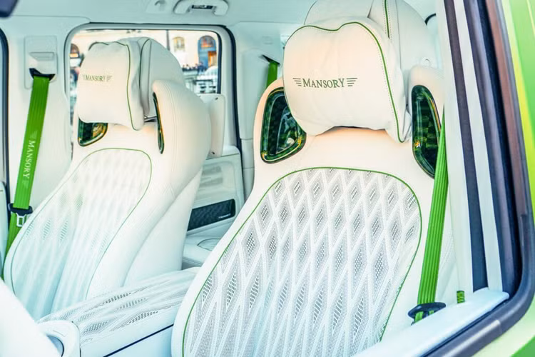 Chiếc xe địa hình của Mercedes cũng được trang bị bộ mâm độ cỡ lớn màu đen mới, các vè ốp hông xe mới cùng hệ thống xả đem lại âm thanh ấn tượng hơn. Ở phần đuôi sau, xe được hoàn thiện với cánh gió sau cố định, cản trước được thiết kế lại với nhiều chi tiết dữ dằn hơn và ốp để bánh dự phòng mới.