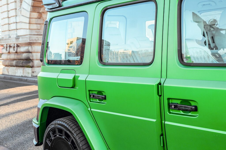 Xe cũng được trang bị các chi tiết carbon xanh độc đáo, các phần nút và cửa gió điều hòa màu bạc cũng đã được nhuộm xanh khác biệt. Vô lăng của xe cũng được thay thế phần khung và được bọc da màu trắng kết hợp carbon hai màu trang trí khác biệt.