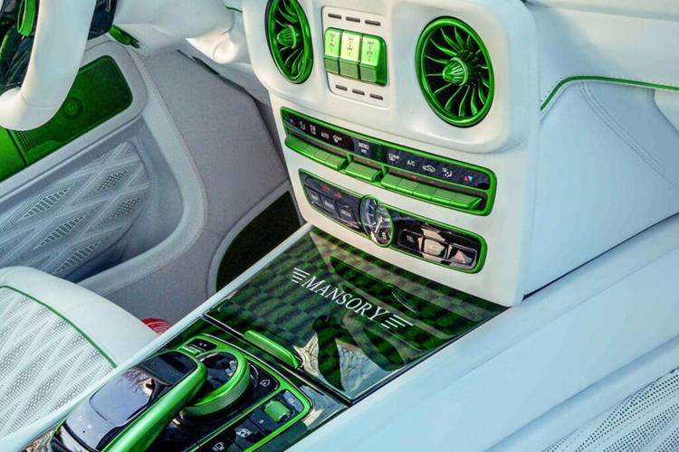 Bộ bodykit G850 của Mansory dành cho Mercedes bao gồm hàng loạt các chi tiết được làm từ sợi carbon bao gồm cả lưới tản nhiệt. Ngoài ra còn được trang bị nắp capo độ bằng sợi carbon, đồng thời nóc xe cũng được trang bị thêm hai thanh đèn LED lớn.