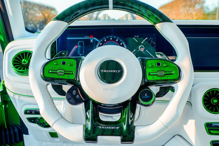 Chỉ riêng bộ body kit đã giúp chiếc xe nổi bật hơn nhiều so với một chiếc G63 thông thường, tuy nhiên mẫu xe này còn trở nên độc đáo hơn khi còn được hoàn thiện với màu xanh mờ ấn tượng. Màu sơn này giúp tăng thêm vẻ nổi bật cho chiếc SUV địa hình với những đường nét mạnh mẽ, khỏe khắn.