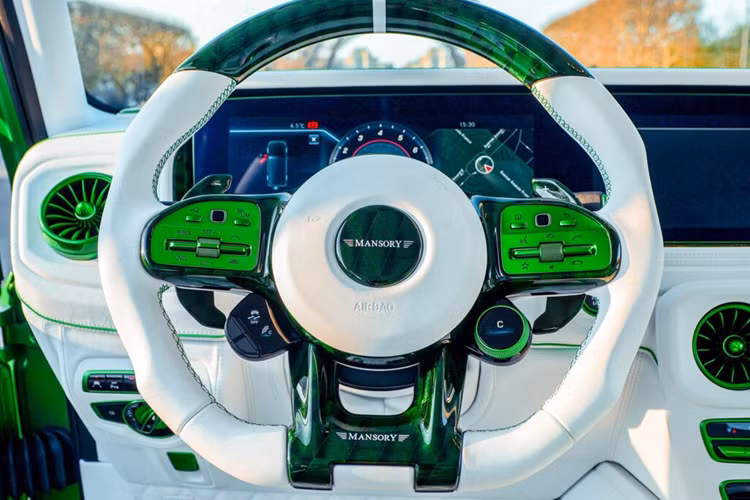 Chỉ riêng bộ body kit đã giúp chiếc xe nổi bật hơn nhiều so với một chiếc G63 thông thường, tuy nhiên mẫu xe này còn trở nên độc đáo hơn khi còn được hoàn thiện với màu xanh mờ ấn tượng. Màu sơn này giúp tăng thêm vẻ nổi bật cho chiếc SUV địa hình với những đường nét mạnh mẽ, khỏe khắn.